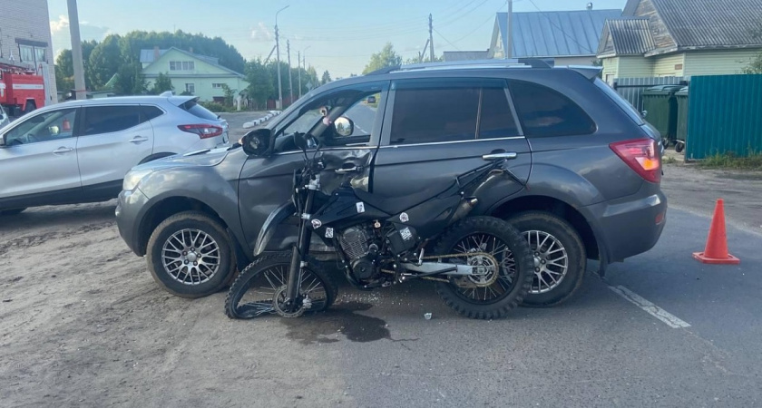 17-летний мотоциклист госпитализирован после аварии с внедорожником в Вологодской области