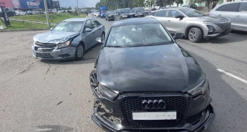 Молодой водитель на Audi спровоцировал аварию в Вологде