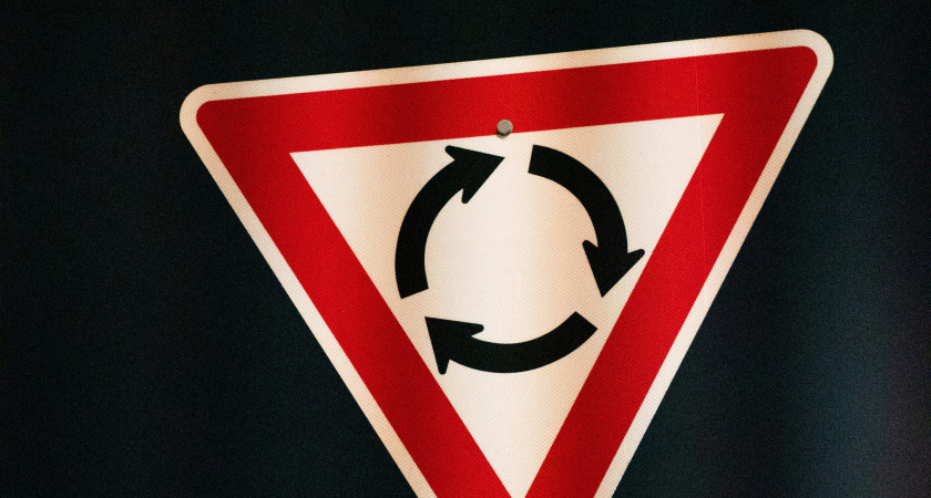 Верховный суд поставил точку: какой же поворотник нужно включать водителю при въезде на кольцо — правый или левый