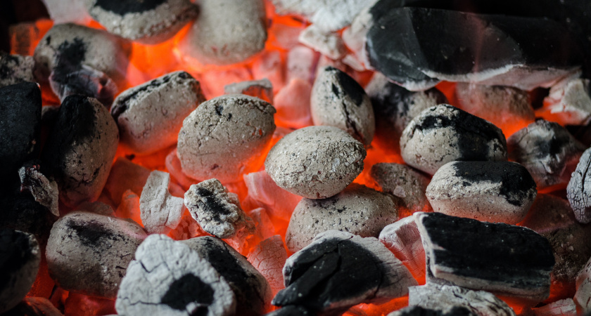 Берем 1 горсть — и на угли: Мангал вспыхнет моментально и будет гореть вечно, работает даже на сырых дровах