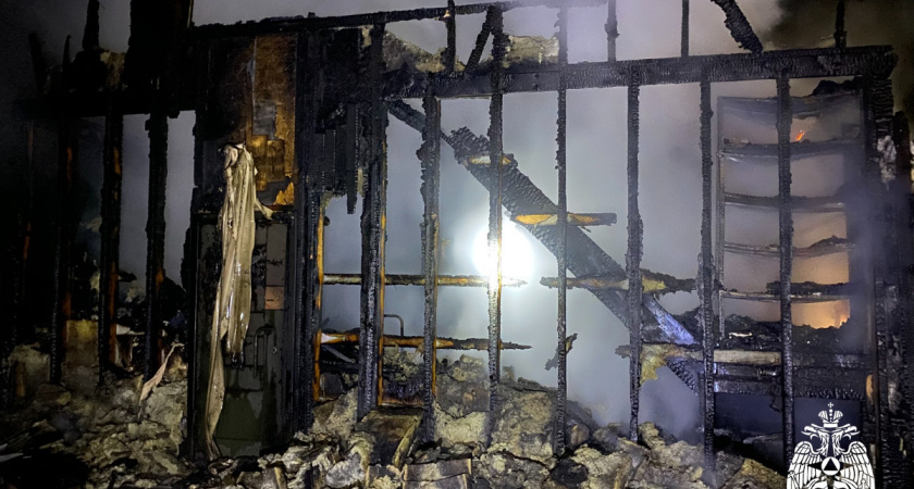 Ночной пожар уничтожил магазин в Вологодской области