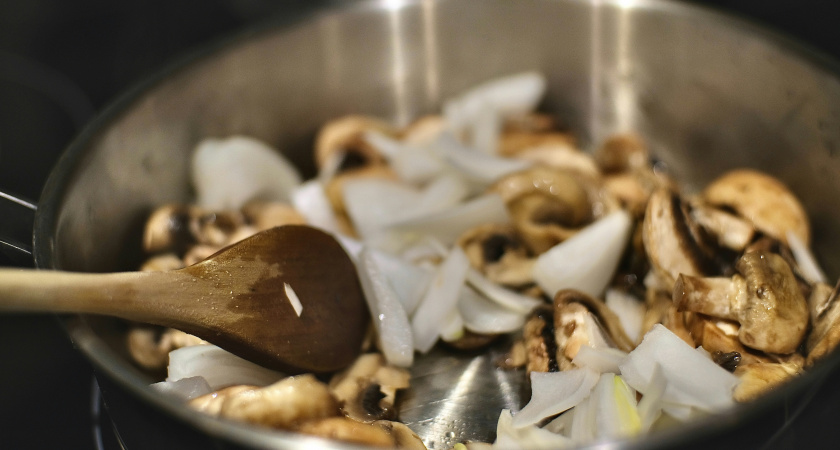 Что жарить первым: лук или грибы? Запомните это раз и навсегда
