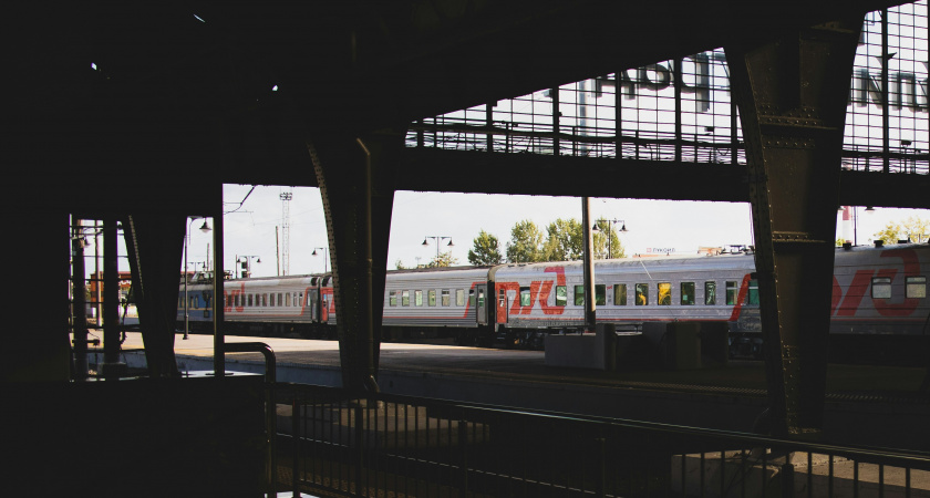 Сама не ожидала, но отстояла нижнюю полку в купе РЖД у дерзкой соседки: теперь говорю именно эту фразу - всегда работает 