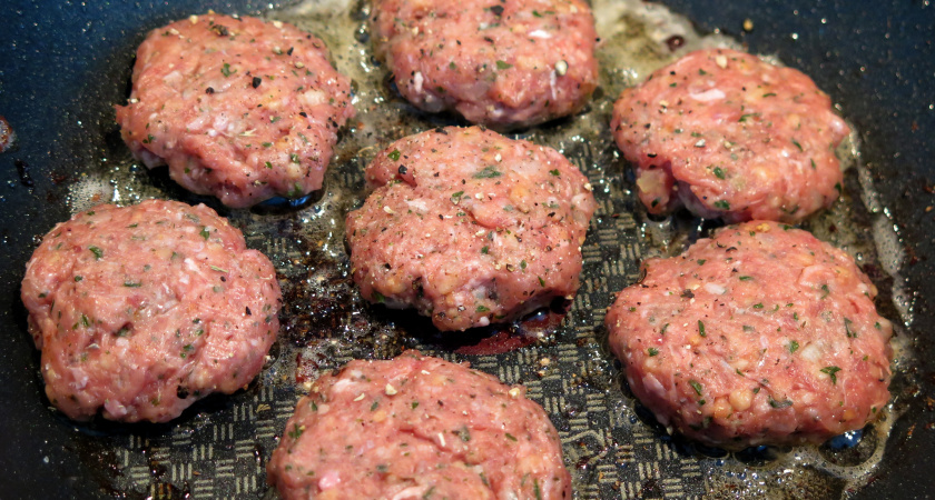 Кладу 2 ложки в фарш, и котлеты становятся сочными и нежными: кулинарный трюк от шефов