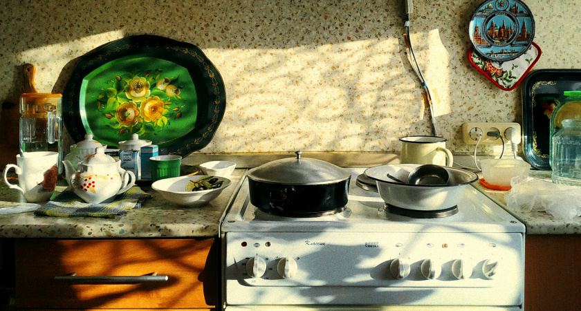 Сковородки мою только так: жир уходит сам, нагар исчезает без усилий, а дно блестит и остаётся без царапин