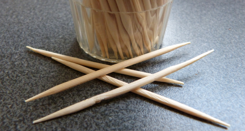 Почему китайцы используют зубочистки в лифтах: лайфхак, который помог победить заразу