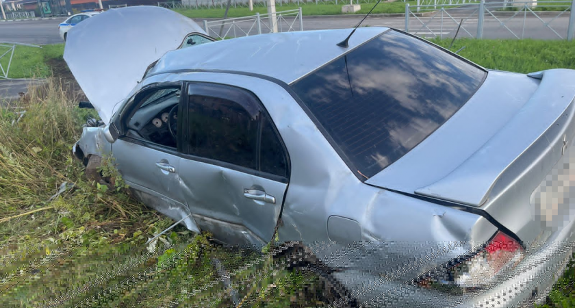 Пьяная гонщица без прав врезалась в забор в Вологодской области 