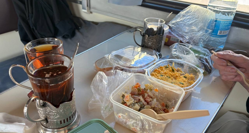 Хитроумный попутчик с верхней полки сломал систему – поставил складной стул у столика и ел часами прямо передо мной