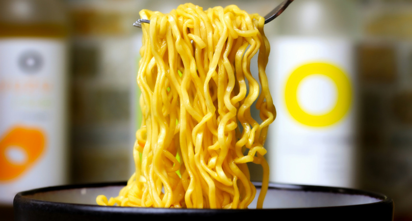 Доширак в поездах дальнего следования РЖД — запрещать или нет: в многолетнем споре наконец поставлена точка