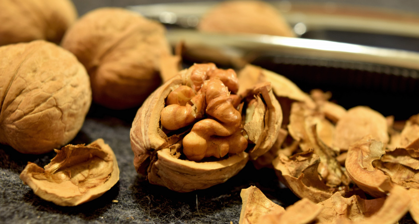 Теперь грецкие орехи не чищу - использую бутылку: легко как щелкать семечки - ядрышко остается целым, никаких крошек