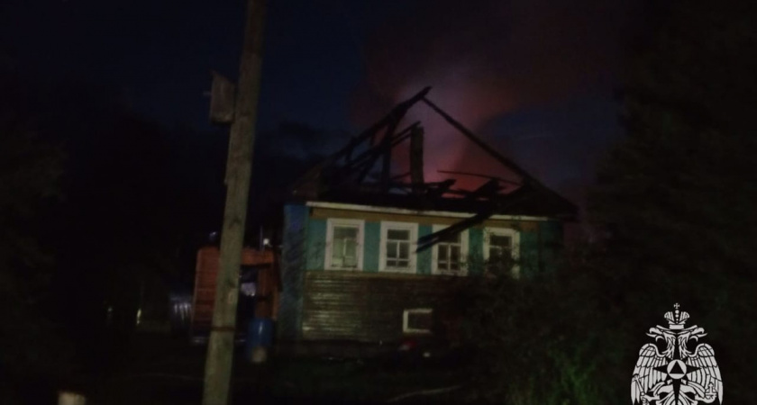 В Вологодской области огонь уничтожил дом пенсионера: семь пожарных боролись с пламенем