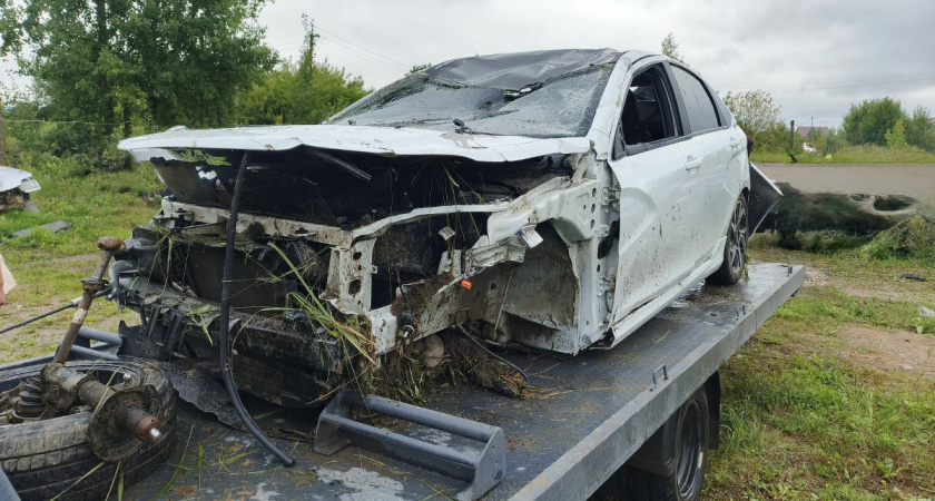 В Вологодской области пьяный водитель легковушки снес забор, знак и опрокинулся на крышу