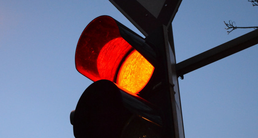 Как поступить, если вы уже пересекли стоп-линию и загорелся красный сигнал светофора
