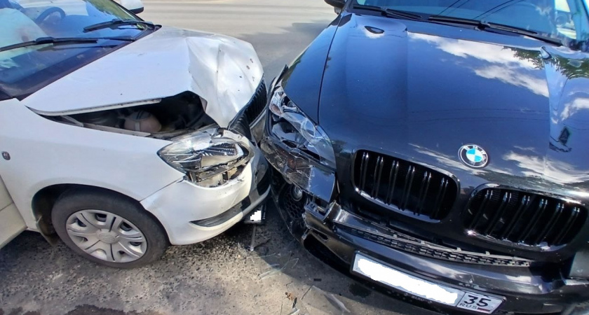 В Вологде из-за невнимательности водителя BMW пострадал пассажир Skoda