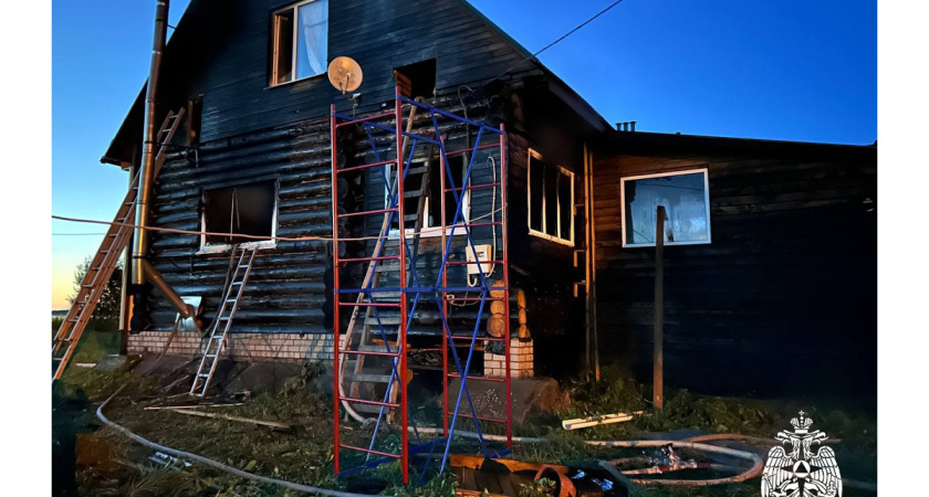 Пожилая женщина и её внук чудом спаслись из горящего дома в Вологодской области 