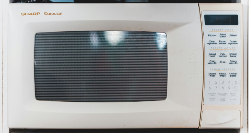 Зачем обязательно ставить стакан с водой в микроволновку: запомните раз и навсегда