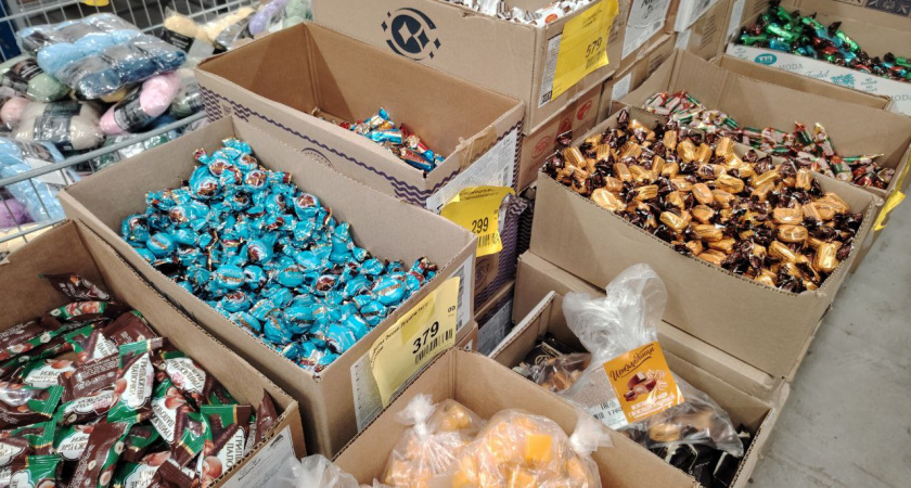 Бывшие сотрудники "Магнита" и "Пятерочки" объяснили, почему нельзя никогда покупать конфеты на развес