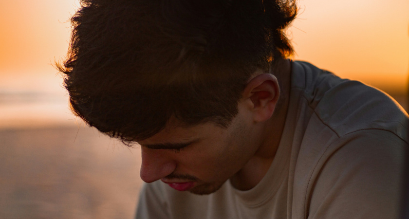 Что заставляет мужчину скучать по женщине: 3 главных причины, по мнению психологов