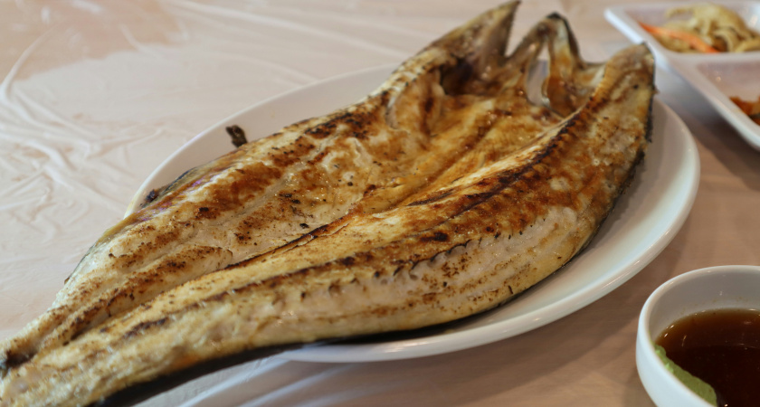 Когда почистите рыбу, сразу возьмите в руки столовую ложку: рабочая хитрость, которая решает проблему