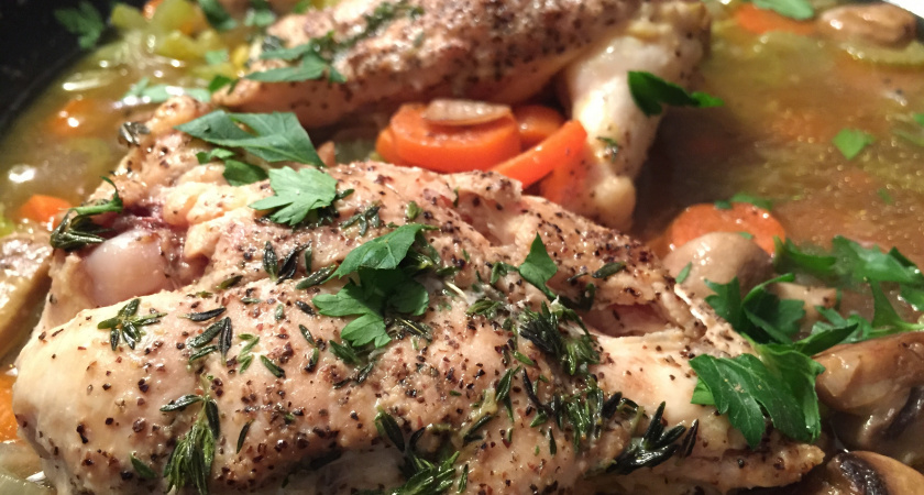 Просто курицу обмазываю соусом, надеваю на банку с лимоном и в духовку: очень сочно получается