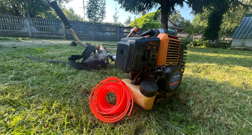 Сосед по даче посоветовал сделать этот трюк с триммером: косит в разы быстрее и леска не рвется то и дело