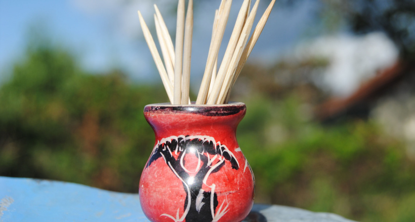 Зачем китайцы используют зубочистки в лифтах: хитрость, которая помогла победить заразу