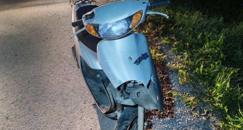 Девочка на скутере попала в аварию в Вологодской области после столкновения с припаркованным автомобилем