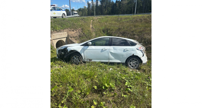 Две пассажирки пострадали под Вологдой в опрокинувшейся в кювет иномарке