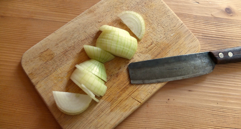 Подруга научила меня быстро нарезать лук тонкой соломкой без ножа, блендера и приспособлений для шинковки