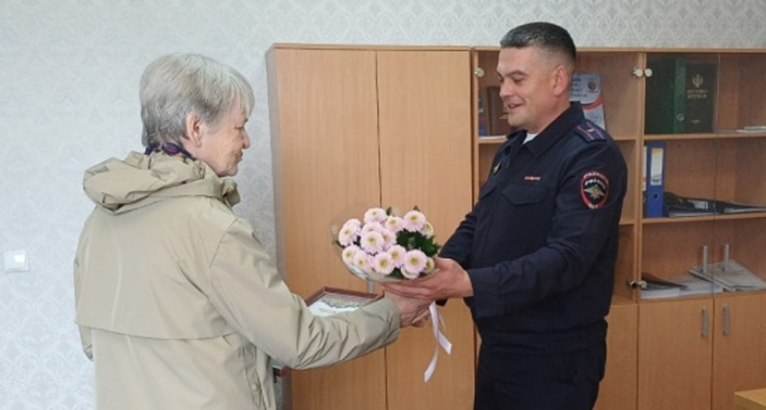 Бдительная соседка спасла 150 тысяч рублей пенсионерки от мошенников в Вологодской области