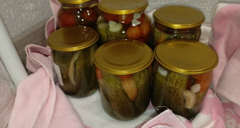 Огурцы на зиму закрываю только так. Даже рассола не остается. Все, кто пробует, просят рецепт — потрясающие хрустящие огурчики