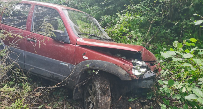 Пенсионер отказался от госпитализации после опрокидывания "Нивы" в кювет в Вологодской области