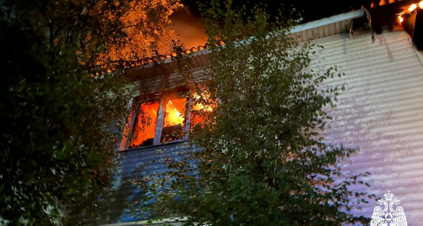 Десять человек спаслись из горящего дома в Вологодской области 