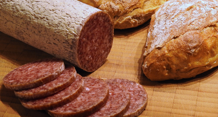 Показываю "хитрый трюк" производителей колбасы: одна цифра и буква на этикетке, а содержимое разное