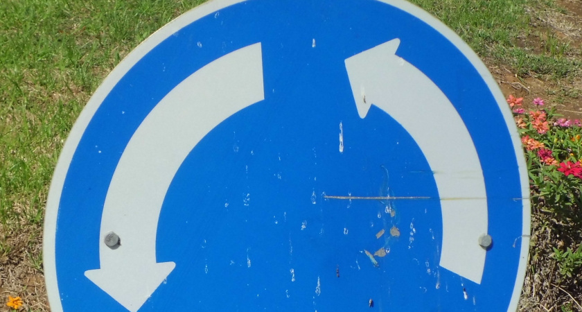 Верховный суд постановил: какой же поворотник нужно включать при въезде на кольцо — правый или левый