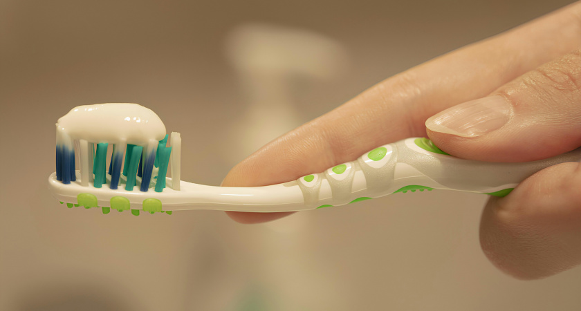 Ушлые хозяйки наносят зубную пасту на бумажное полотенце: эффекту не нарадуются — необычный лайфхак