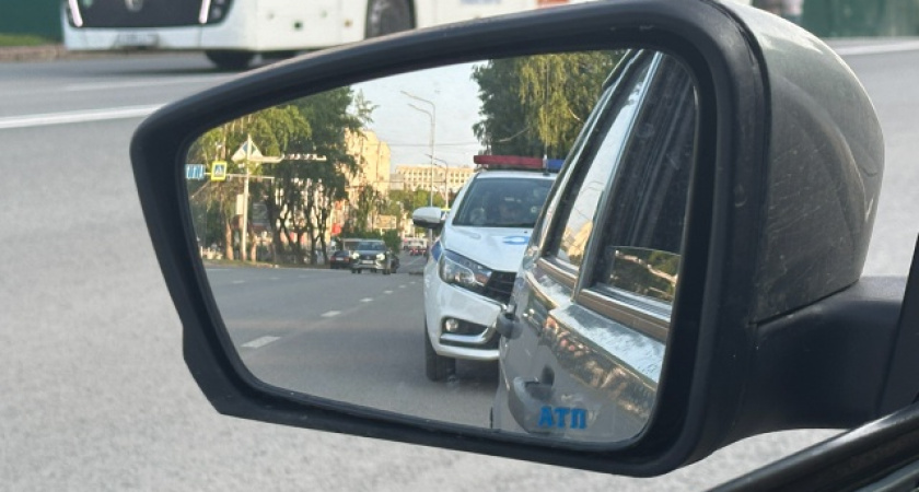 "Снимаем пароль и передаём телефон": что делать, если инспектор ГАИ требует у водителя телефон к осмотру - не спешите подчиняться