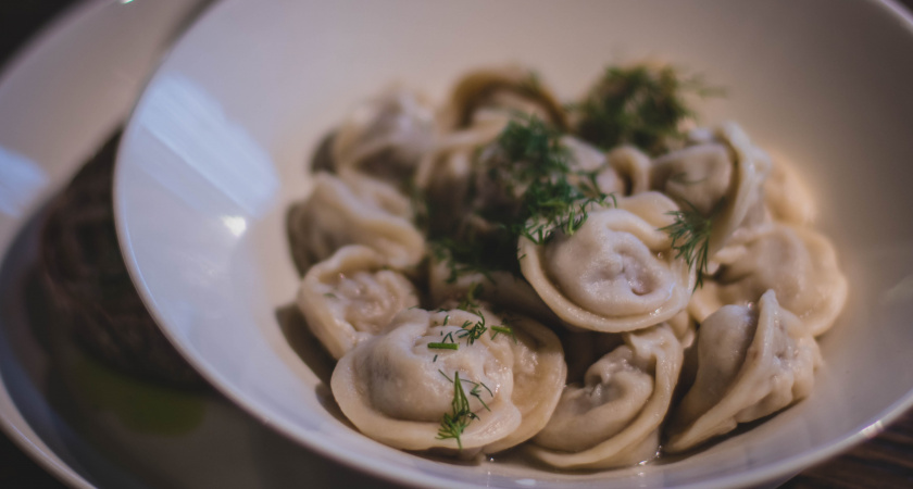 Идеальное тесто для пельменей, вареников, чебуреков: получается тонкое и вкусное — идеально раскатывается