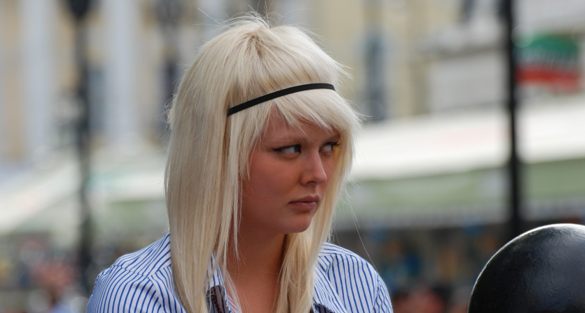 Девушка злится на подругу: та хочет знать всё, но не рассказывает ничего