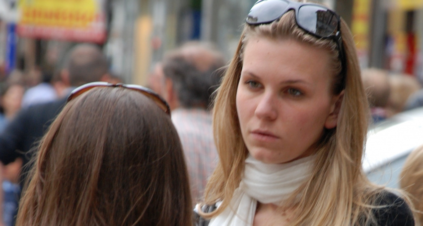 Эти фразы выдают бедное мышление и обижают собеседника: не произносите их при людях