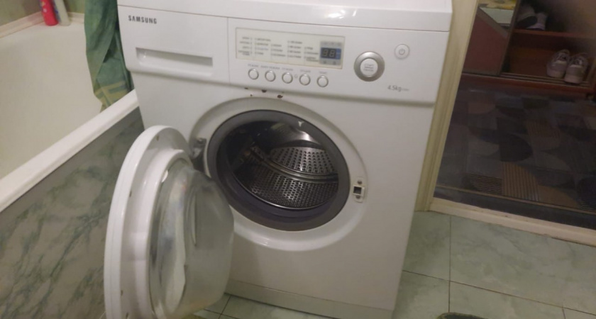 Вытащите из стиралки комья грязи – поможет обычная пластиковая бутылка: вот как почистить технику