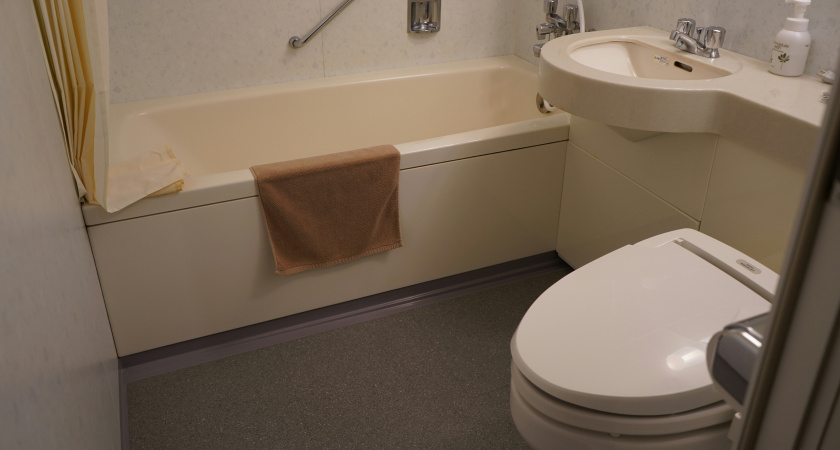 10 мл на 1 стакан — и унитаз чище нового: мочевой камень и ржавчина исчезнут без следа