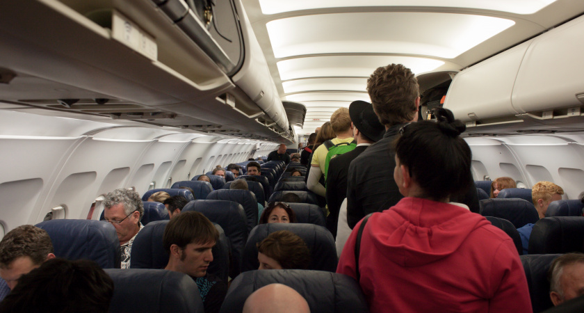 Почему опытные туристы всегда надевают толстовку с капюшоном в самолет: хитрость, о которой многие не знают