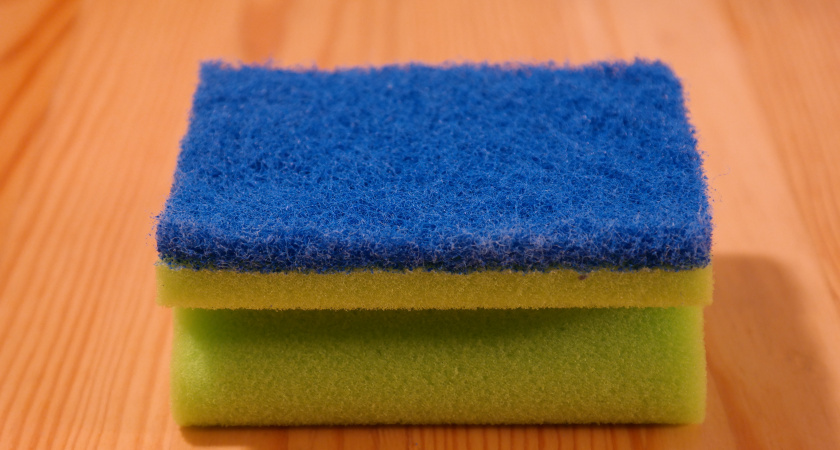Зачем посыпать кухонную губку солью: запомните раз и навсегда