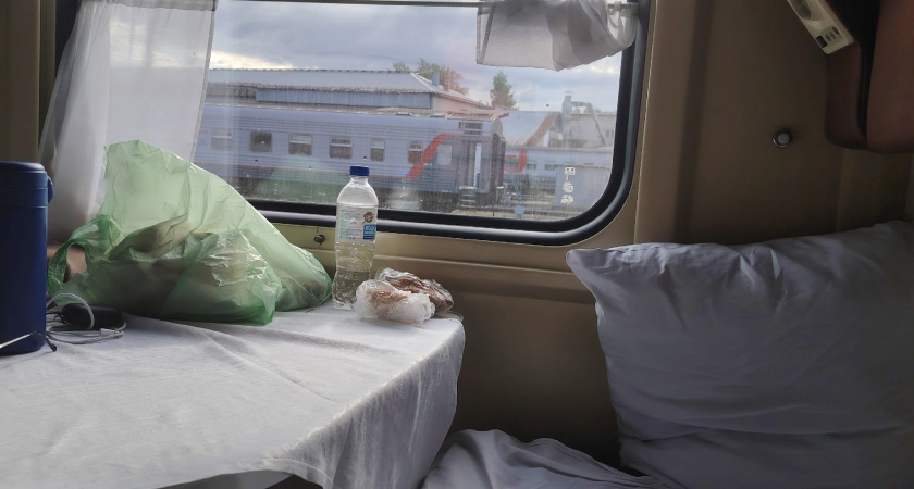 "Я, заслуженный пенсионер, должен на верхней полке ехать?" - дед прогнал девушку с ее полки