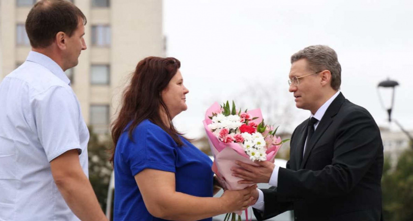 Губернатор Вологодской области вручил многодетным семьям ключи от новых автомобилей