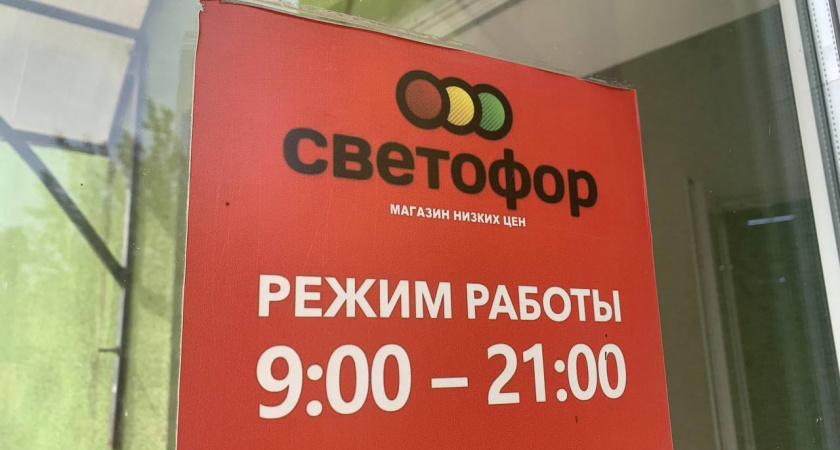 Самса из «Светофора» по 113 рублей. Показываю, сколько начинки в треугольных пирожках и из чего они сделаны