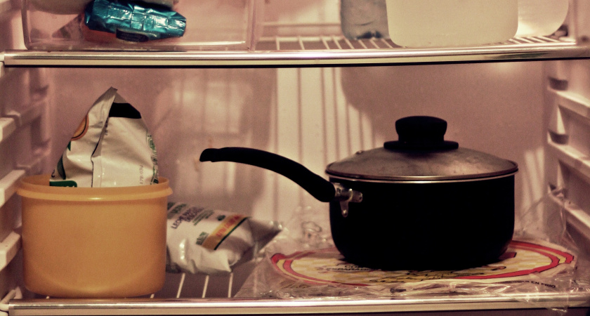 Зачем класть 3 таблетки активированного угля в дверцу холодильника: запомните раз и навсегда