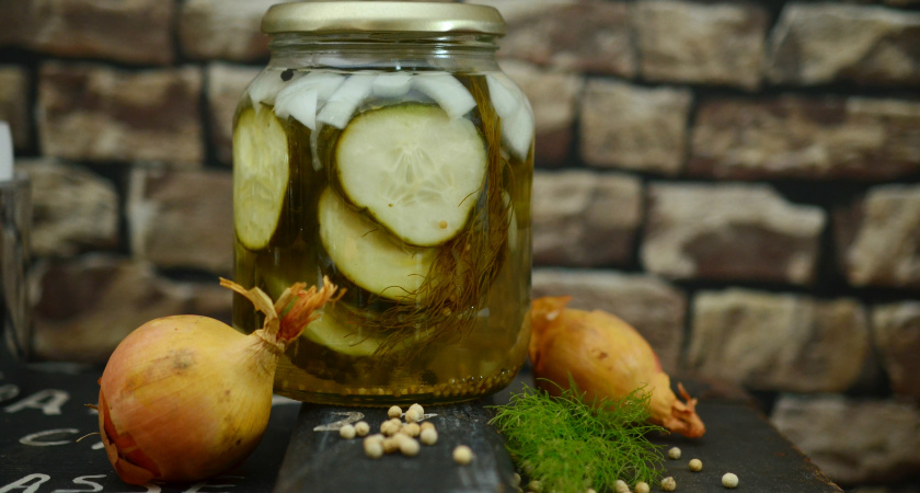 Один секретный ингредиент сделает огурцы на зиму хрустящими и невероятно вкусными. Без сахара, уксуса, варки