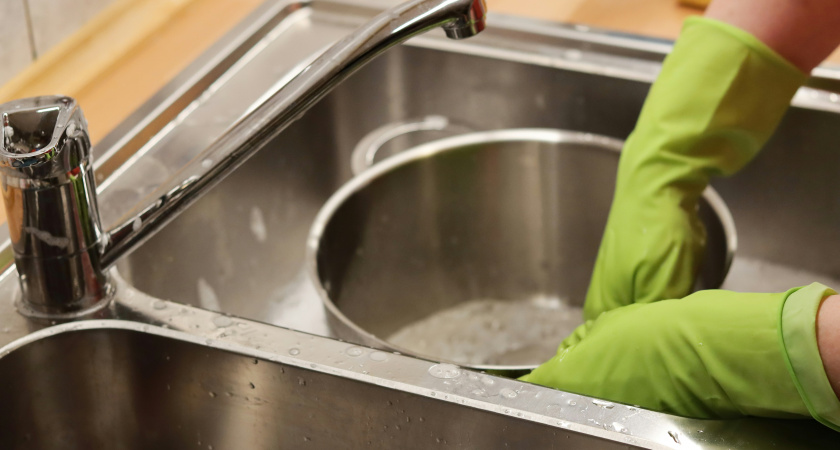 Средство для мытья посуды плохо пенится? Добавьте в бутылку 1 ложку этой жидкости - и проблем не будет